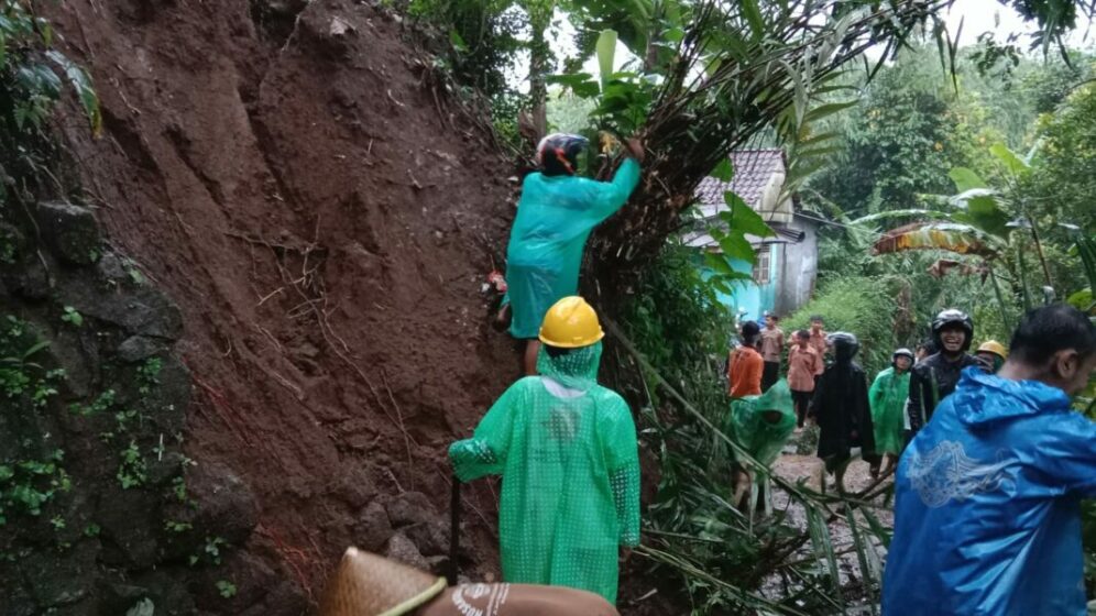 Hujan Deras Talud Di Kutaliman Longsor Banyumas Ekspres